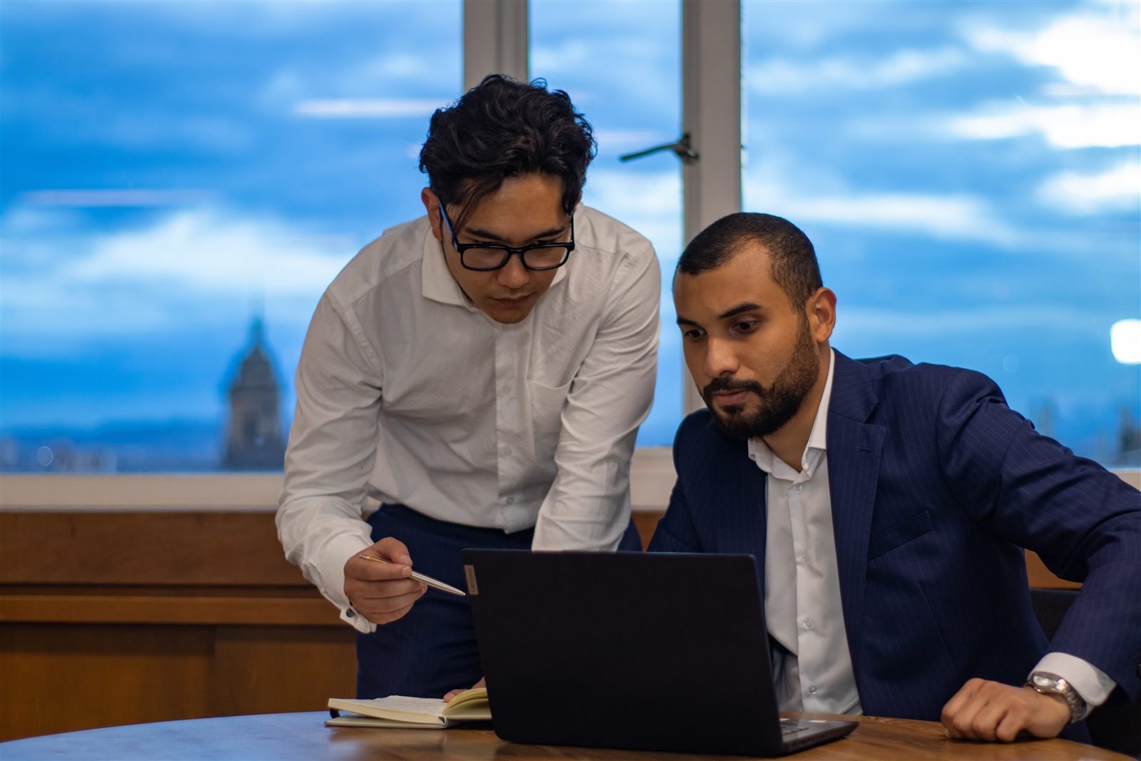Socios de J&Y Defensores en sesión estratégica